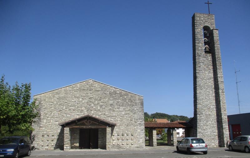 Facade sud de l'église de Puyoô, style XX° siècle, pierres grises et béton