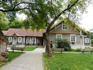 Maison où Sainte Faustine reçut la prière du chapelet. Une maison traditionnelle polonaise en bois.