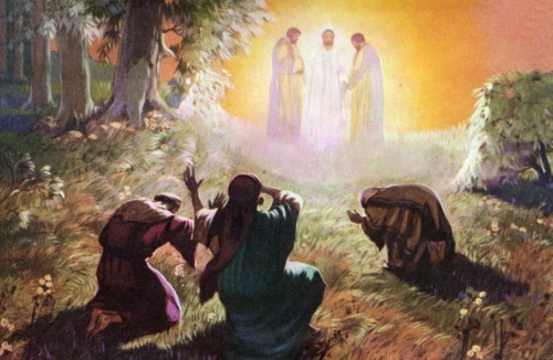 Tableau représentant la transfiguration, Jésus entouré de Moïset Elie, dans une lumière divine, trois apôtres éblouis.