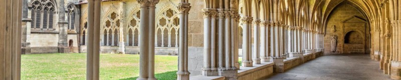 Cloitre de la cathédrale Notre-Dame de Bayonne. Pierres blondes, voutes gothiques.