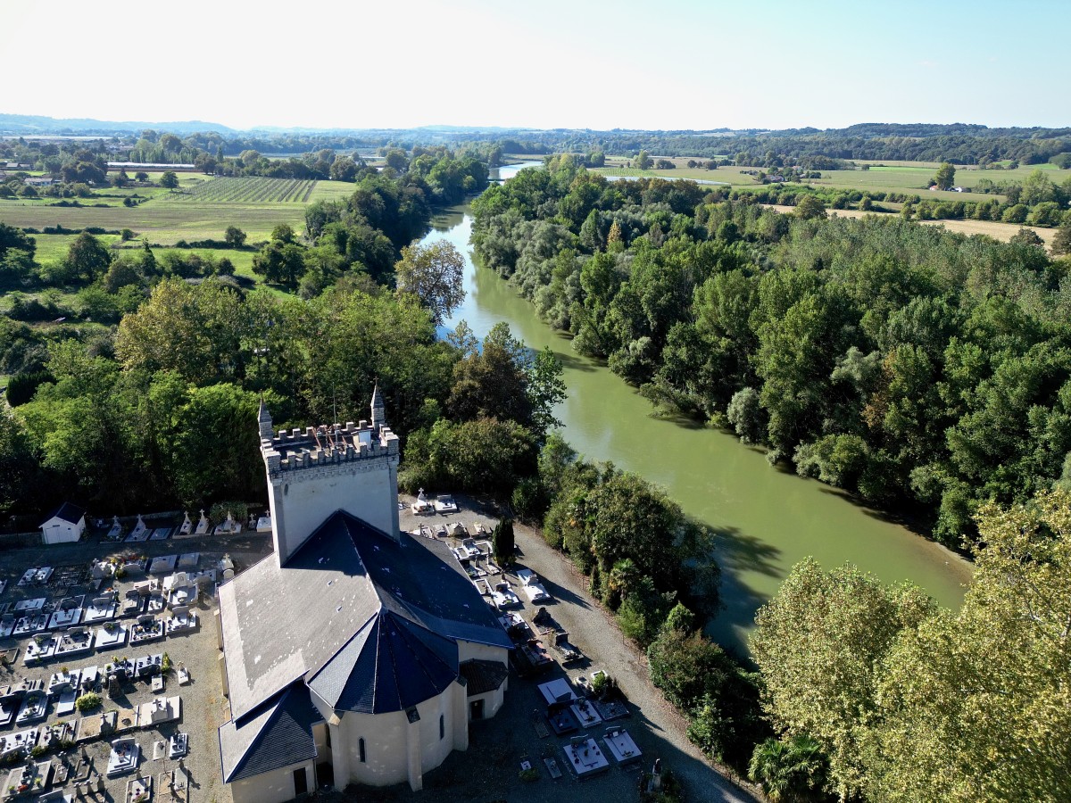 Vue aérienne en été du sanctuaire et du gave